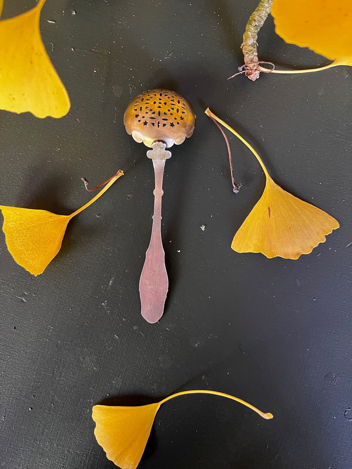 Cuillère ancienne en métal argenté pour art de la table et pâtisserie
