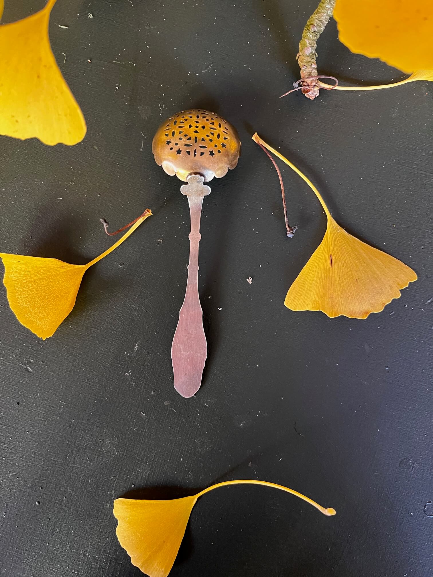 Cuillère ancienne en métal argenté pour art de la table et pâtisserie