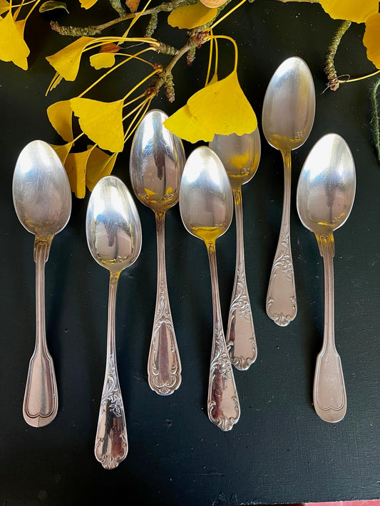 Lot de cuillères à dessert vintage en métal argenté dépareillées