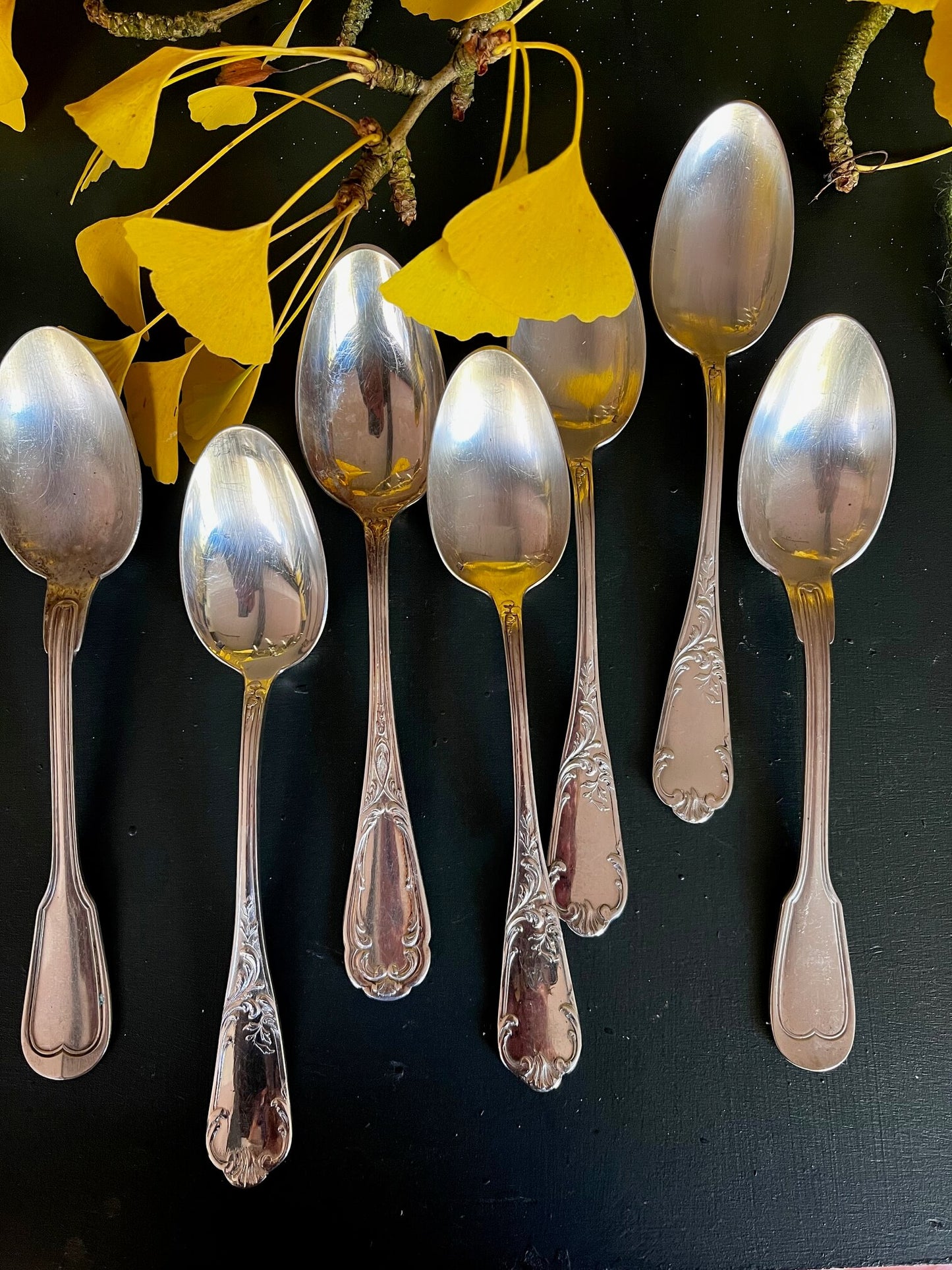 Cuillères à dessert dépareillées sur table chic vintage