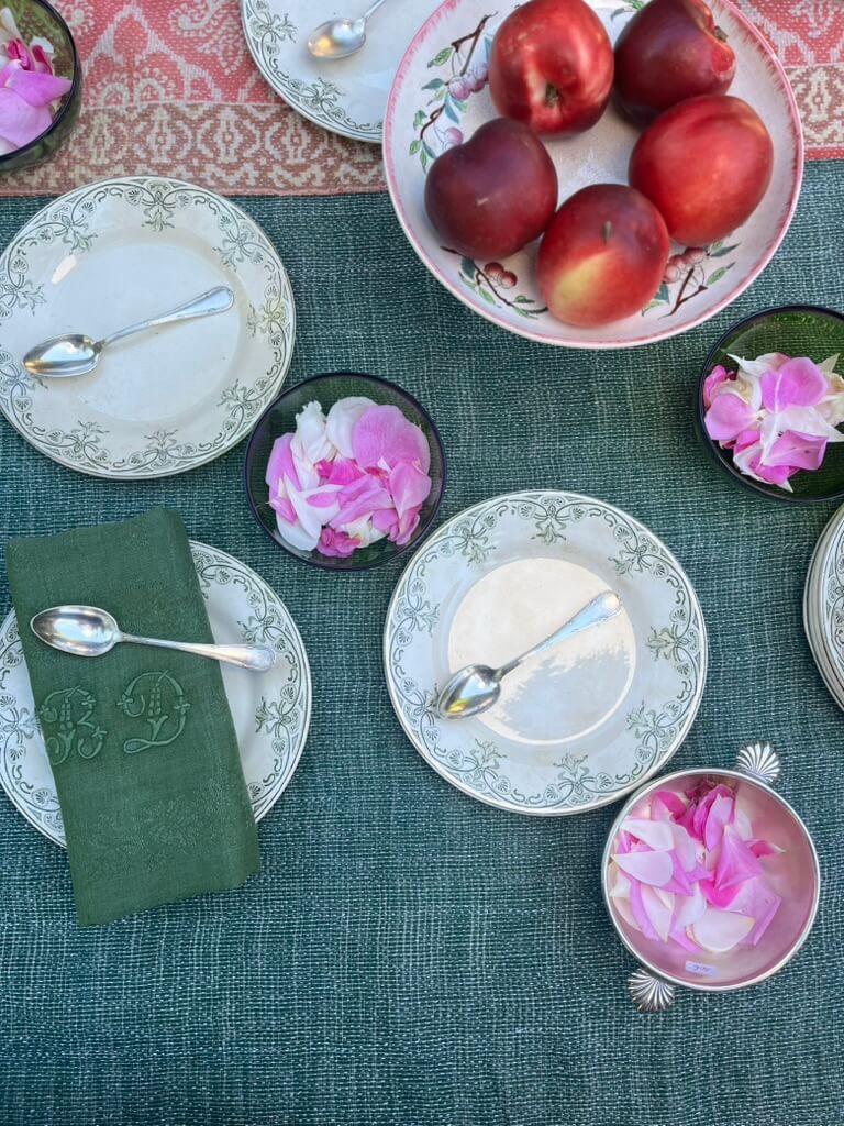 Décoration de table campagne chic avec linge ancien et kantha indien