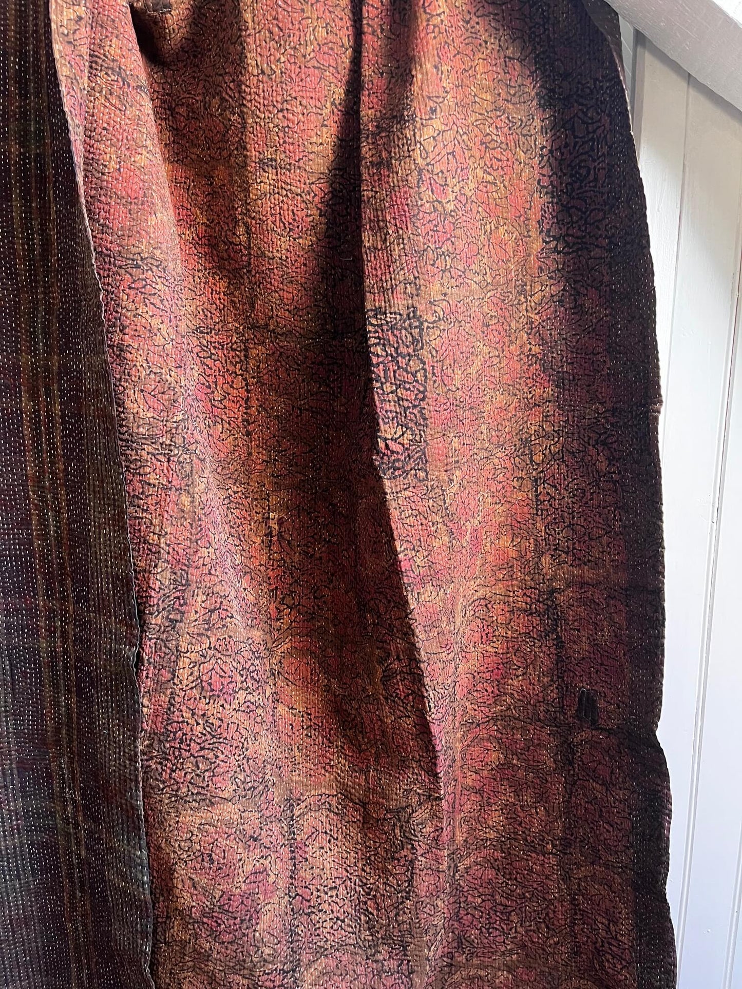 Détail de la broderie Kantha réalisée à la main sur un textile ancien en coton, pièce artisanale indienne.