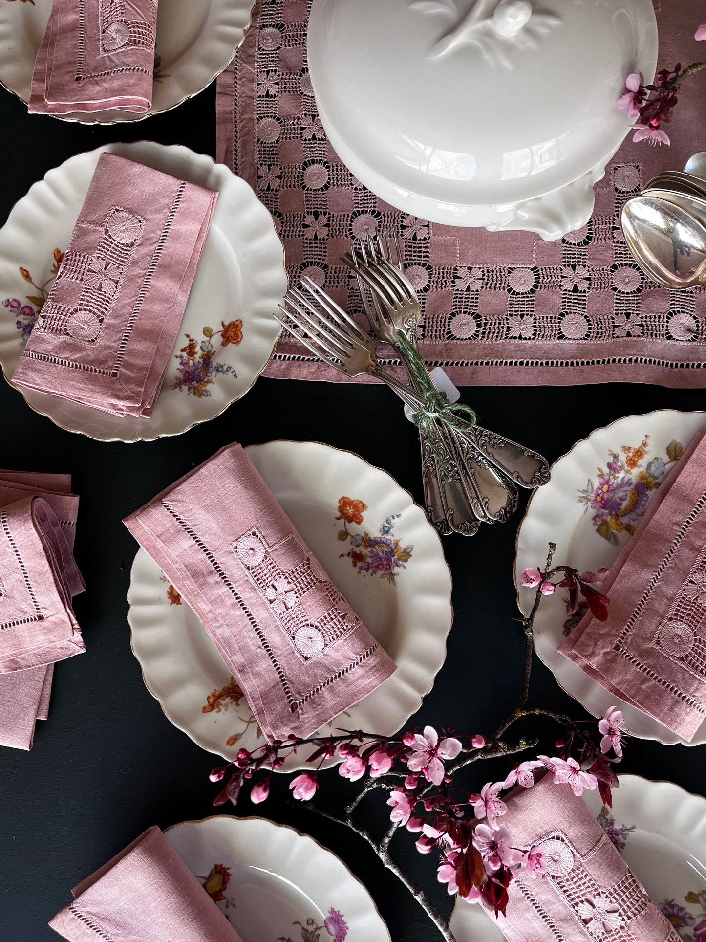 Détail broderie ajourée sur serviette ancienne en lin