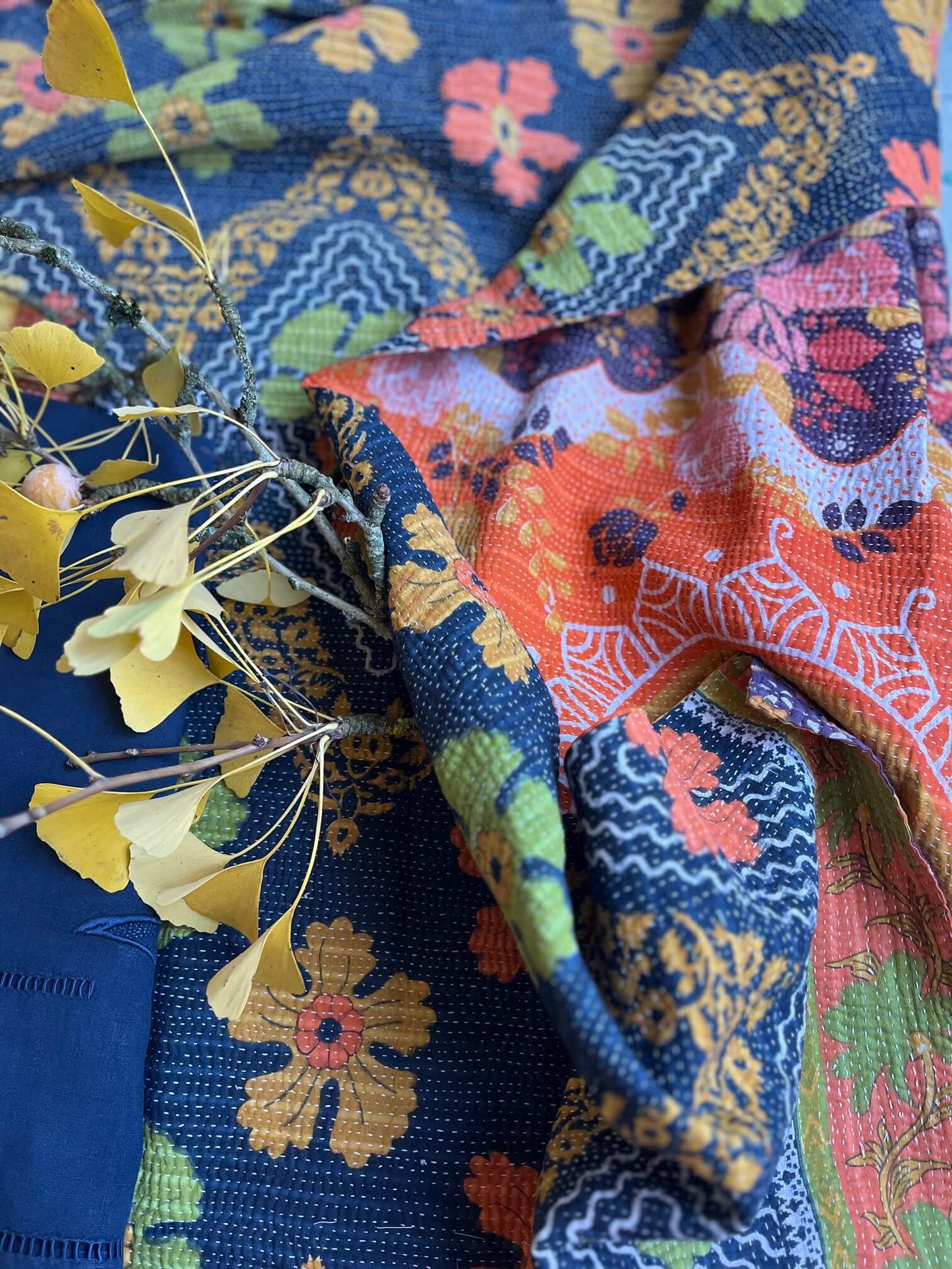 Détail couture kantha indien artisanal bleu marine