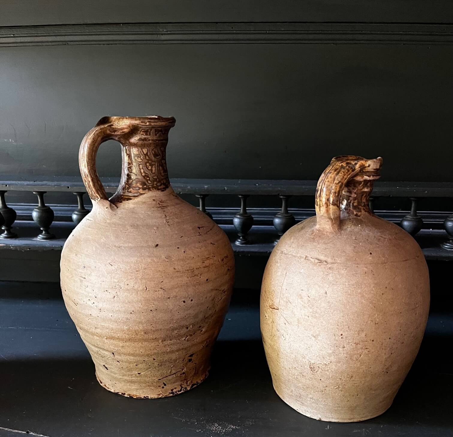 Détail de cruche ancienne vernissée en terre cuite rustique
