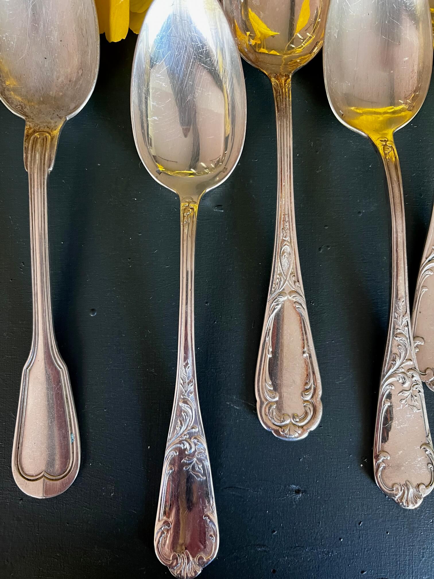 Détail des cuillères anciennes en métal argenté avec patine