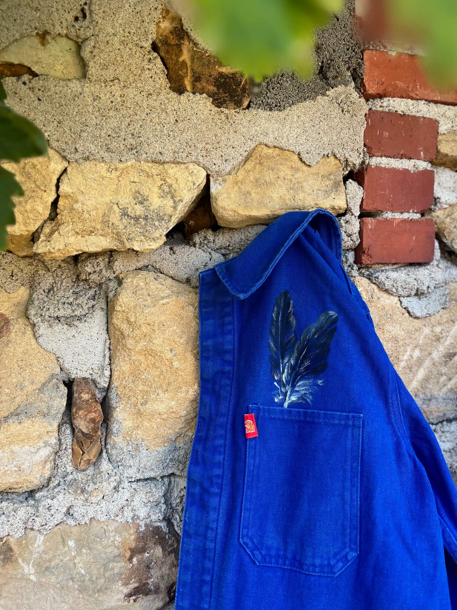 Détail des finitions d'une veste ancienne française peinte à la main