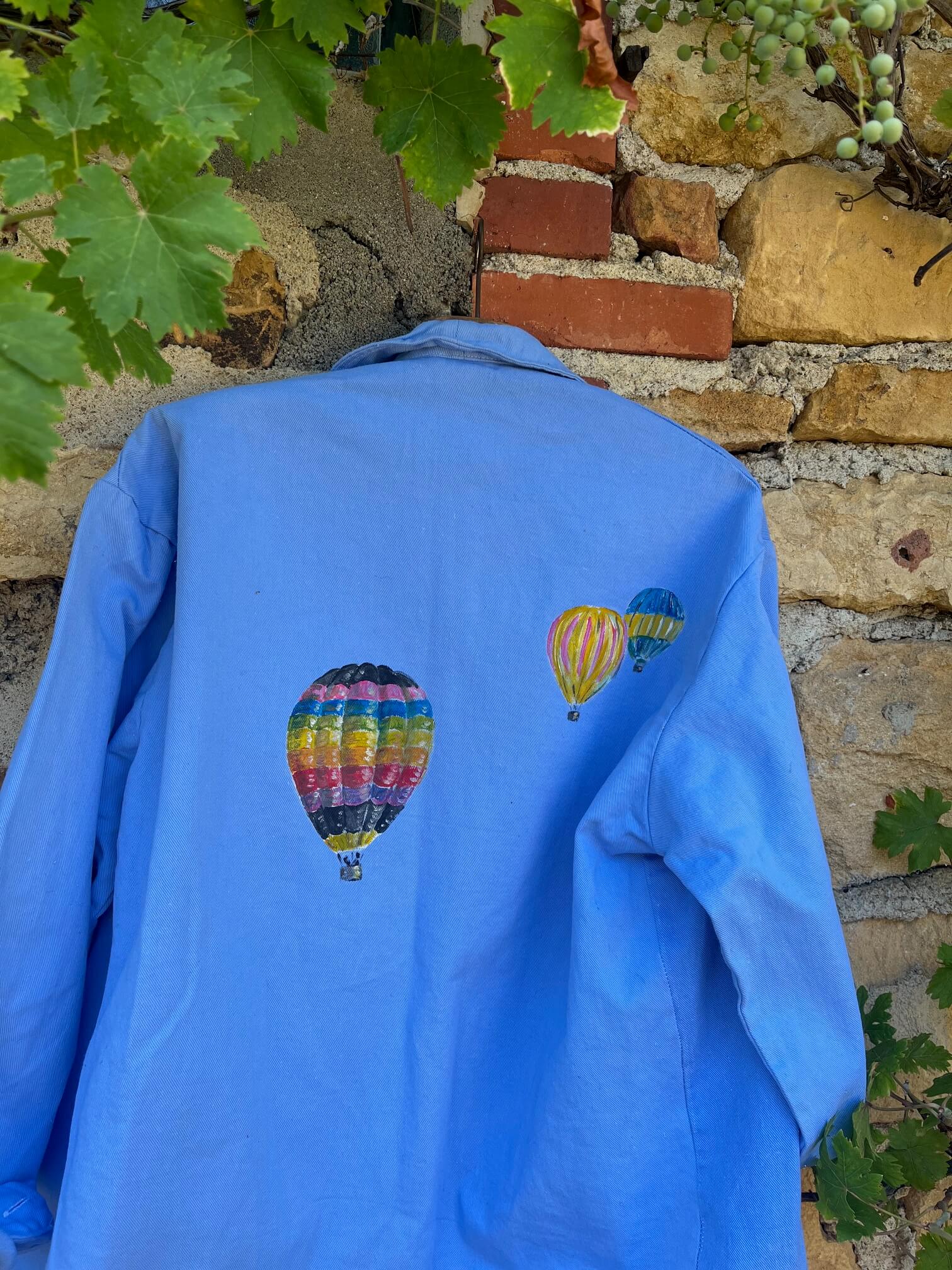 Détail des finitions d'une veste vintage française peinte à la main