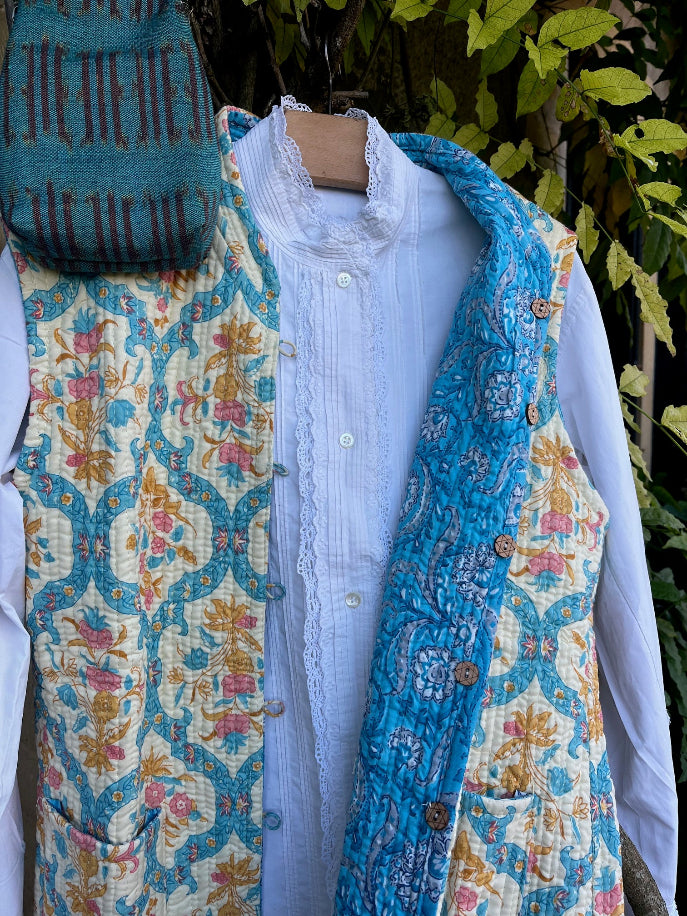détails du gilet femme reversible à boutons
