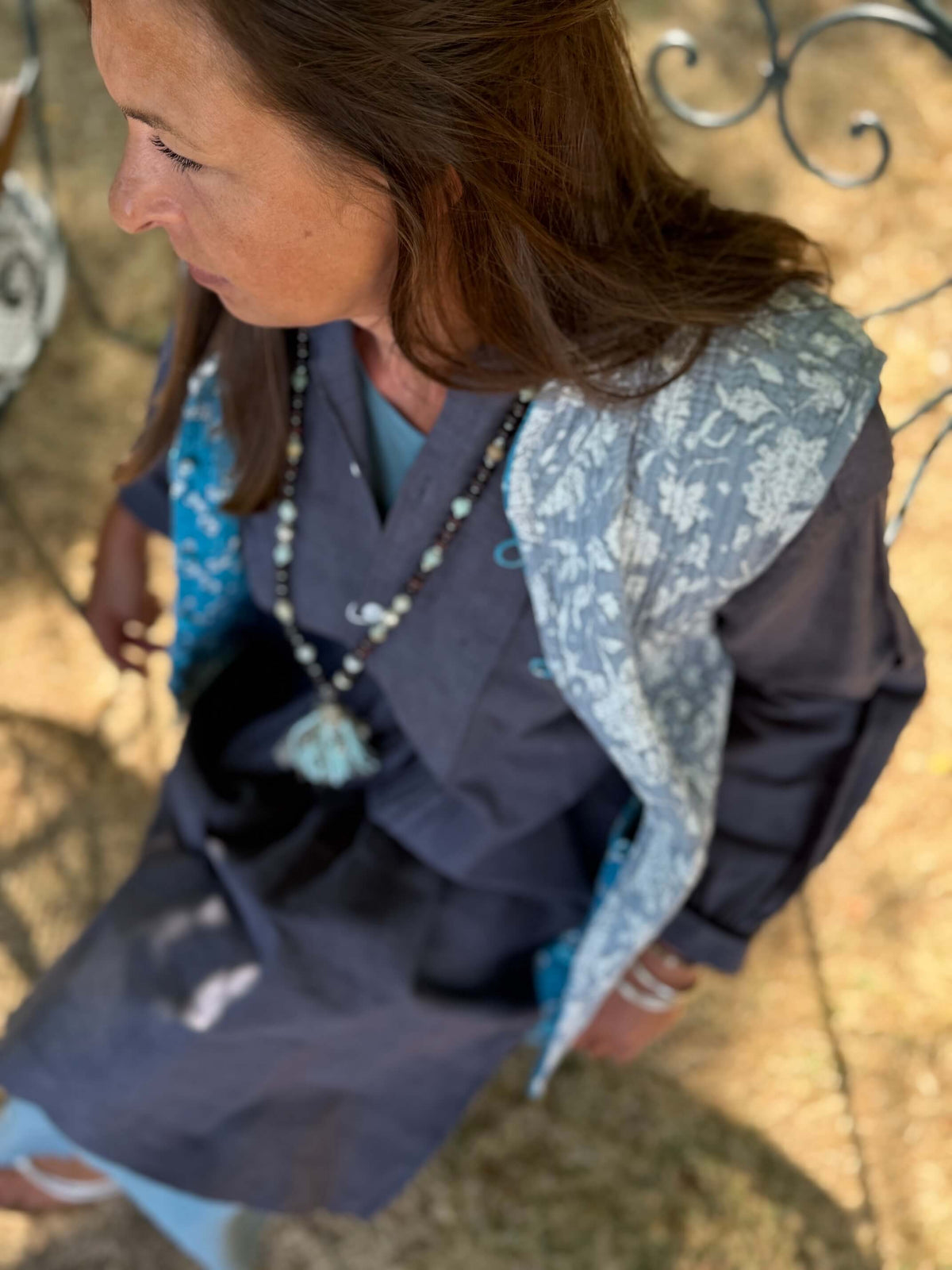 Détail du textile et des motifs du gilet Kantha Émilie