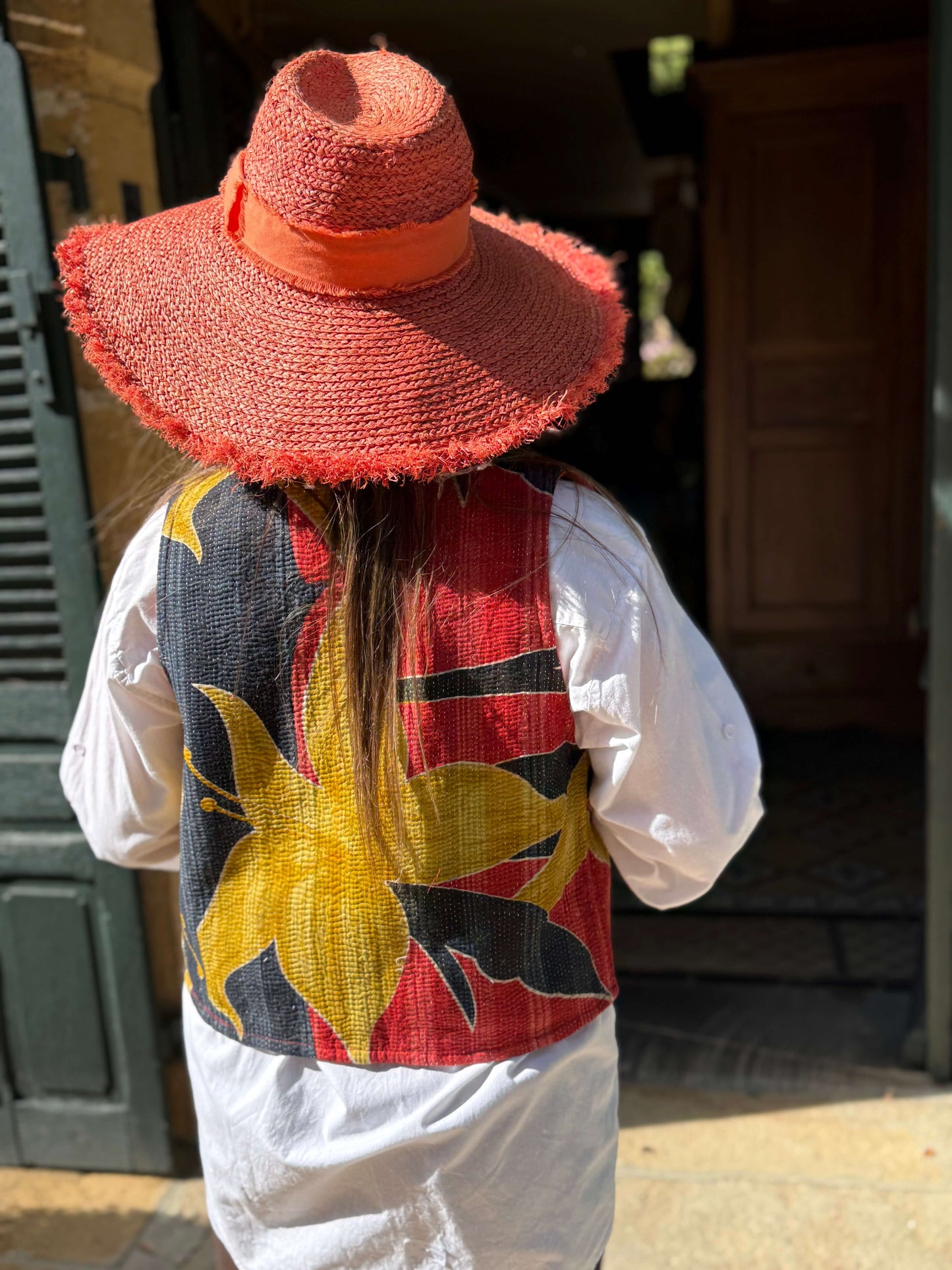 Détail du tissu Kantha indien rouge et noir du gilet Joséphine