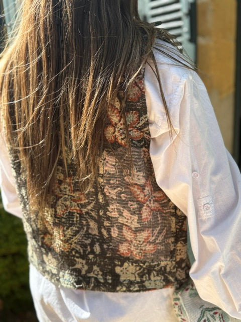 Détail du tissu Kantha Block Print et des surpiqûres du gilet Lola