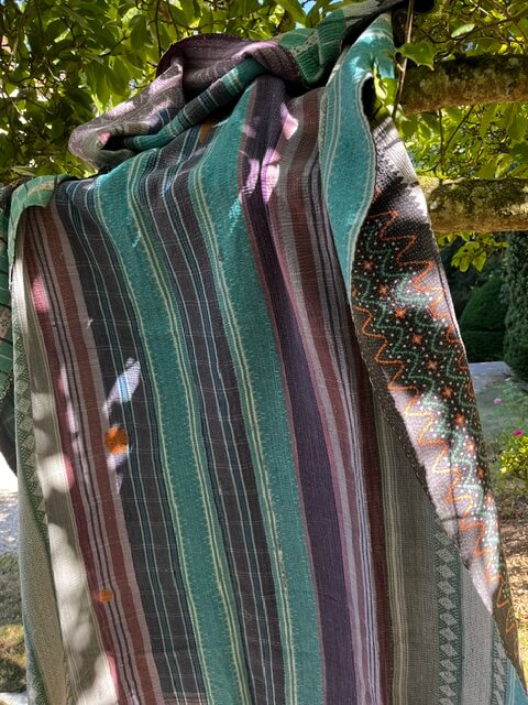 Détail du matelassage traditionnel réalisé à la main sur un kantha indien en coton.