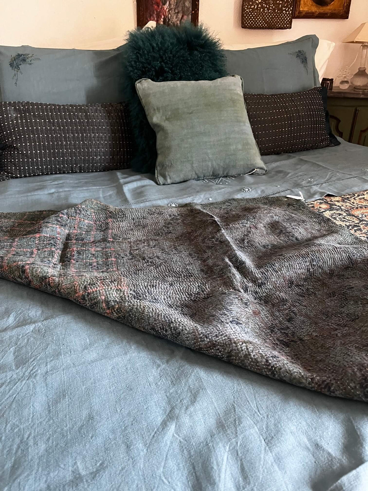 Détail des motifs et du textile d’un Kantha indien réversible