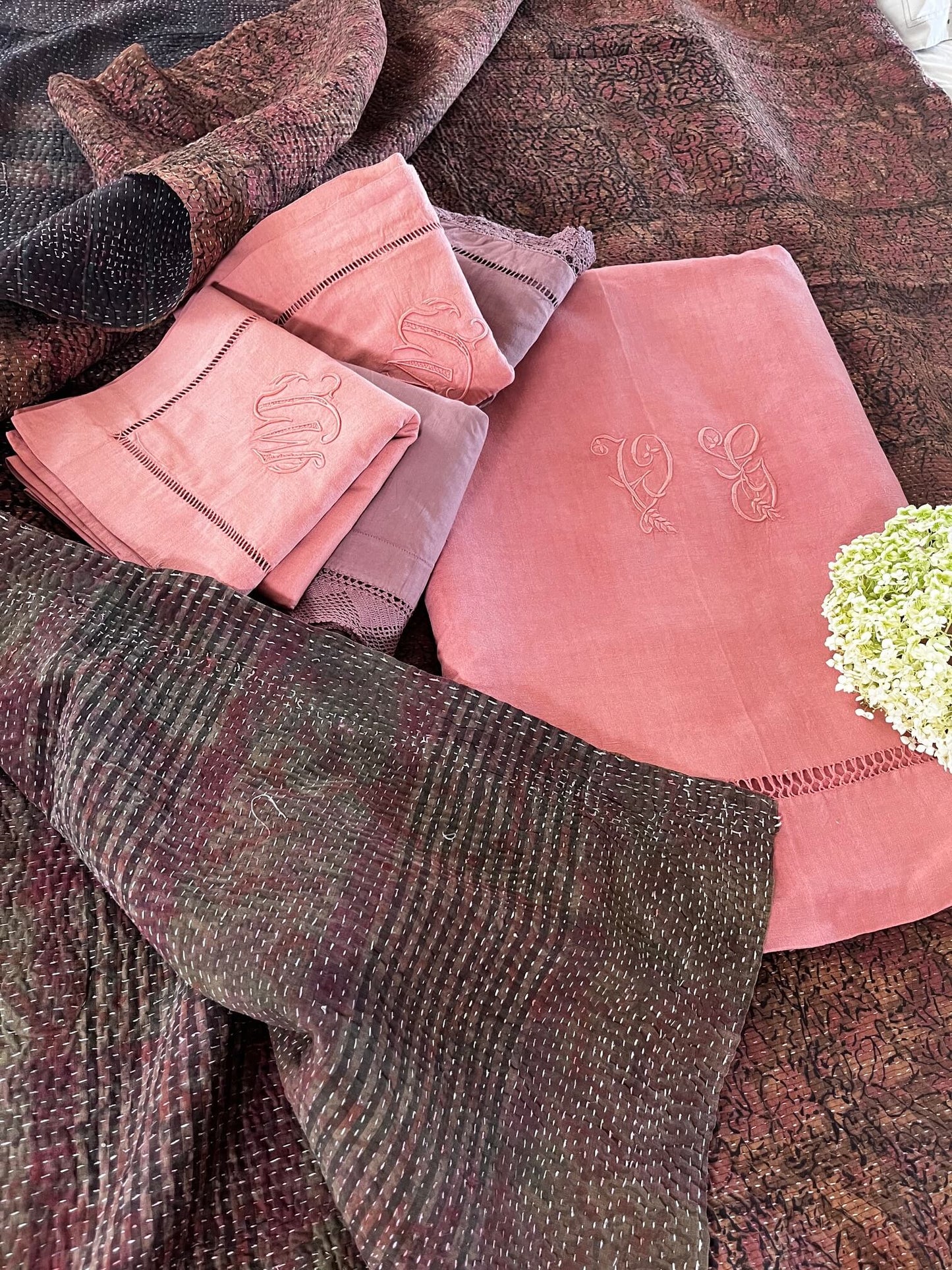 Texture et matière d'un drap ancien en lin teint terracotta, linge de maison ancien revisité.