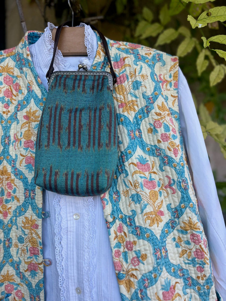 Gros plan motifs Kantha rouge et bleu, détails art textile traditionnel indien authentique