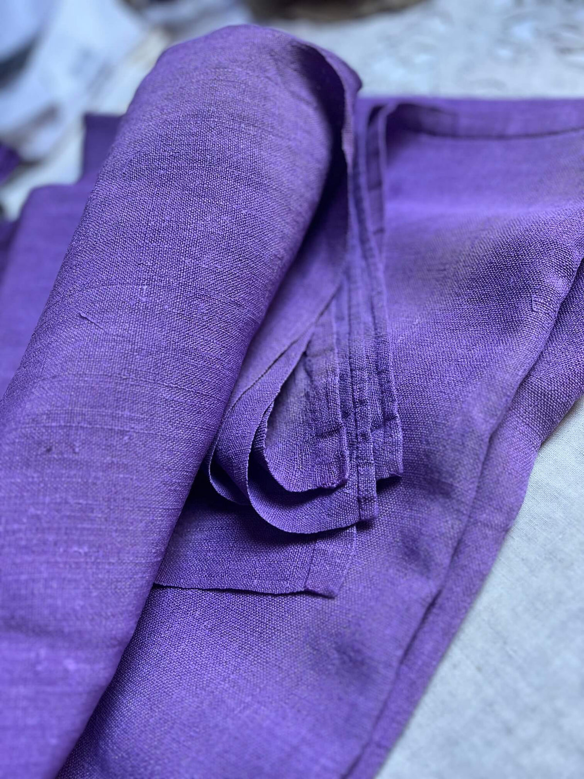 Détail du tissage et de la matière d'une nappe ancienne en chanvre lilas
