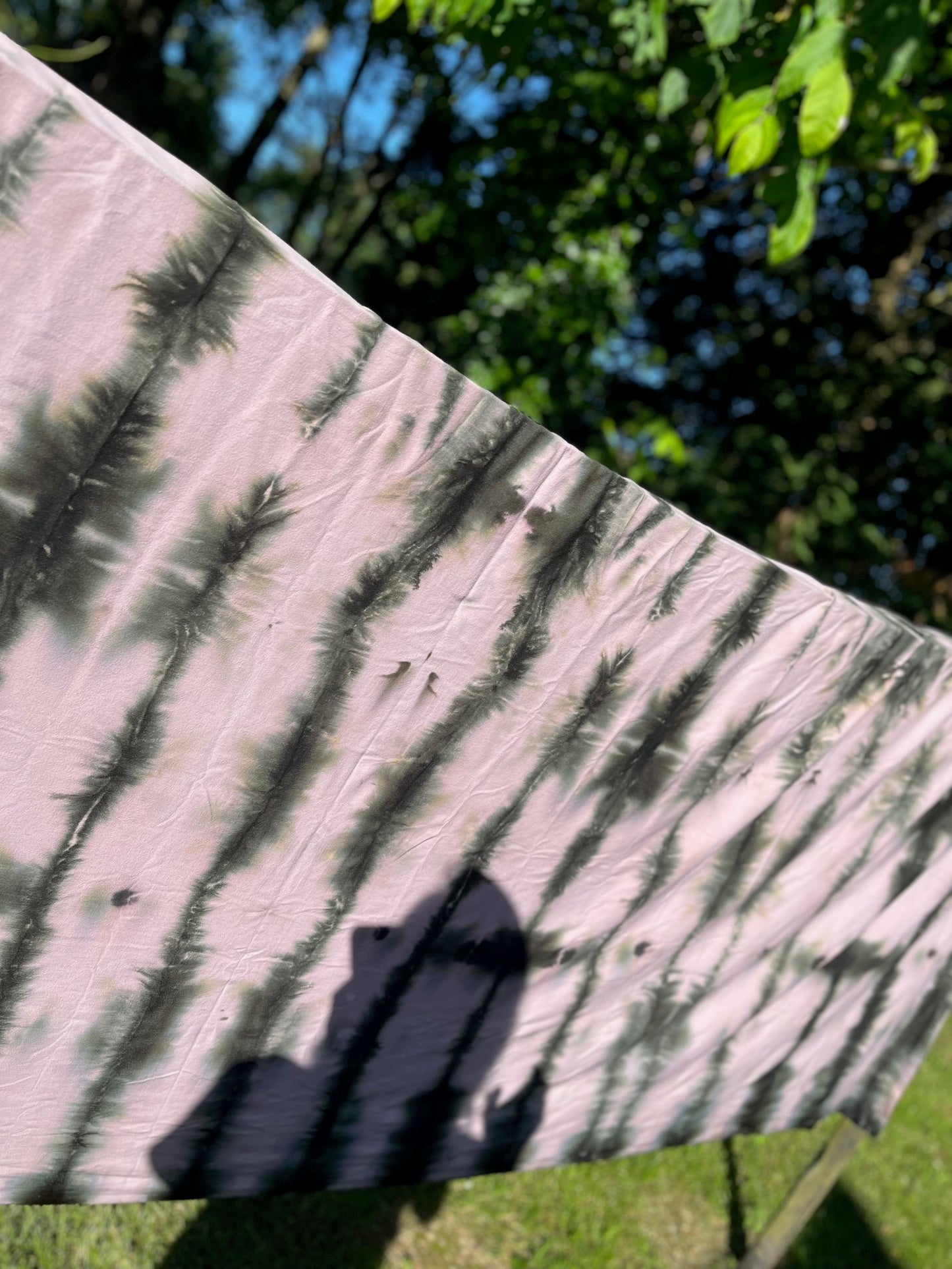 Détail du motif tie dye sur nappe en linge ancien teint à la main noir et blanc