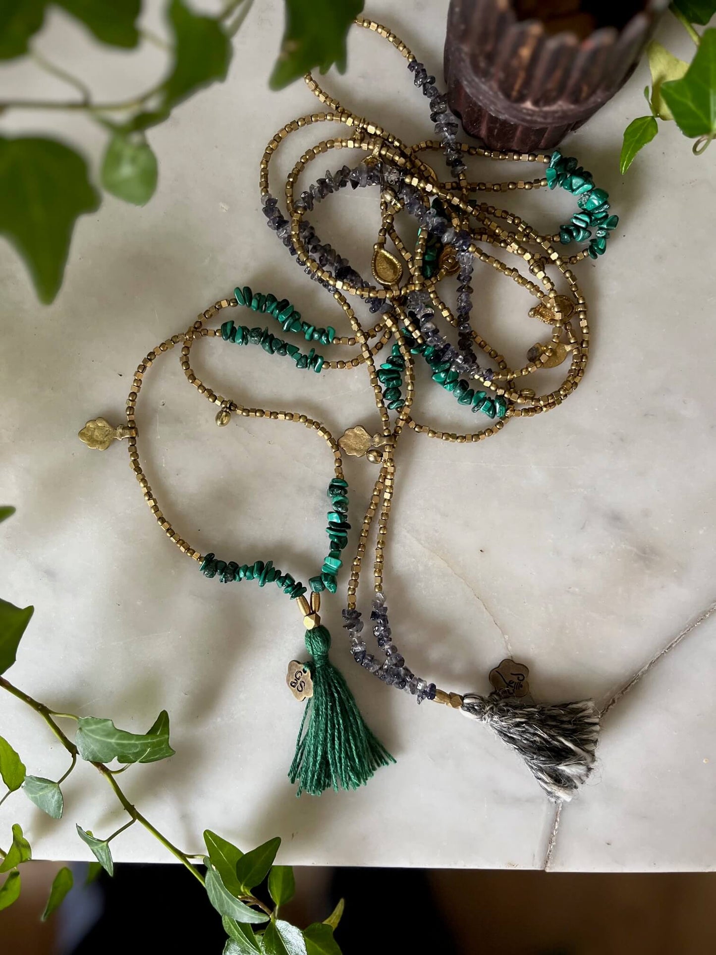 Collier artisanal gris et or, bijou bohème inspiré de la nature, pièce unique.