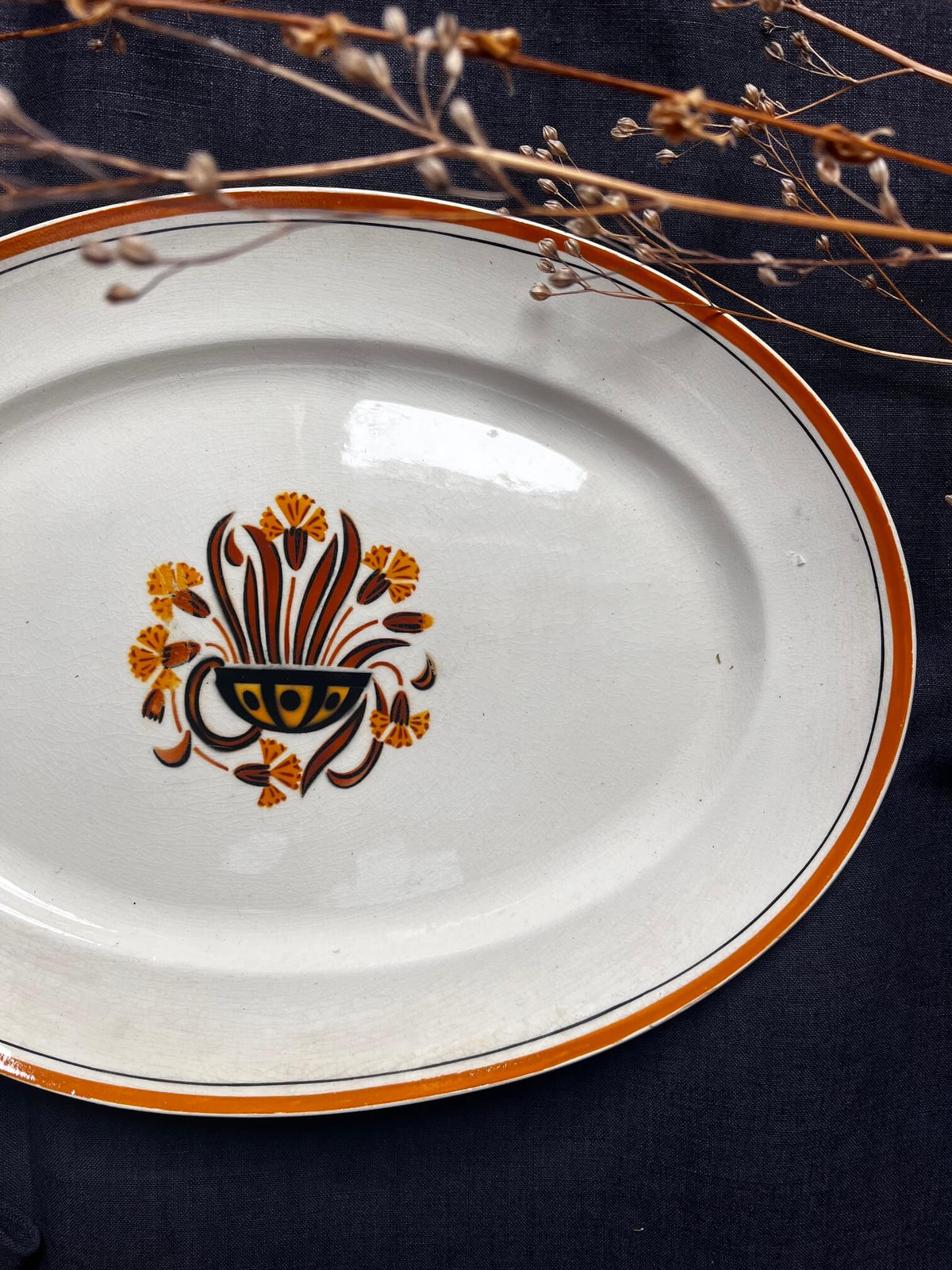 Détail de la faïence d’un grand plat ancien Creil Montereau
