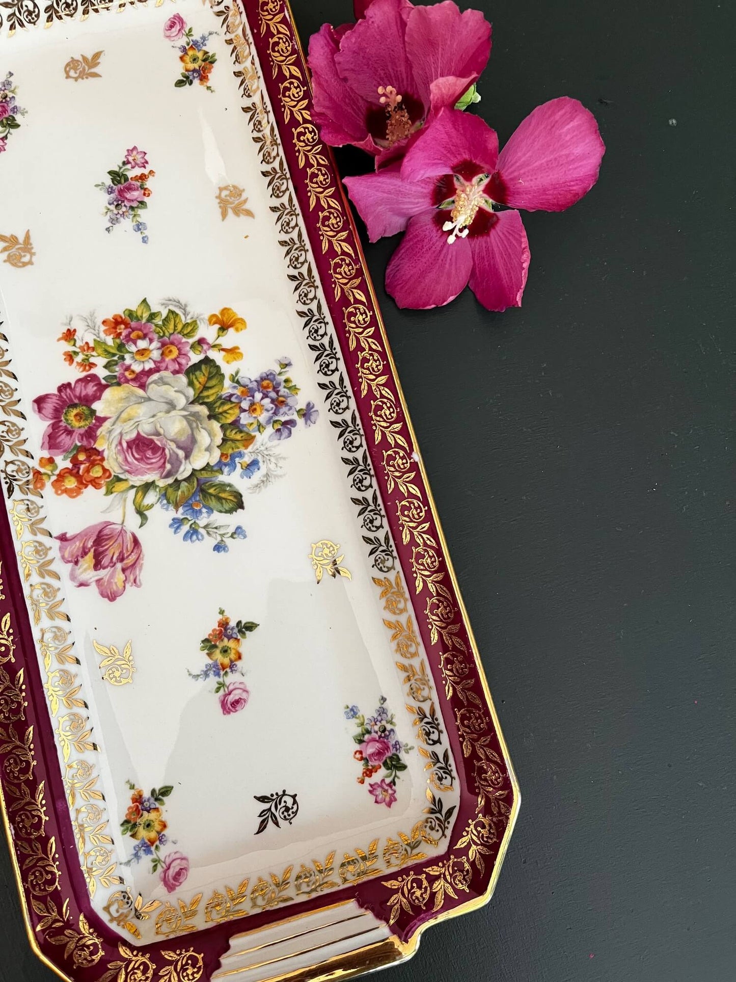 Détails qualité porcelaine ancienne du plat à cake, finitions artisanales vintage