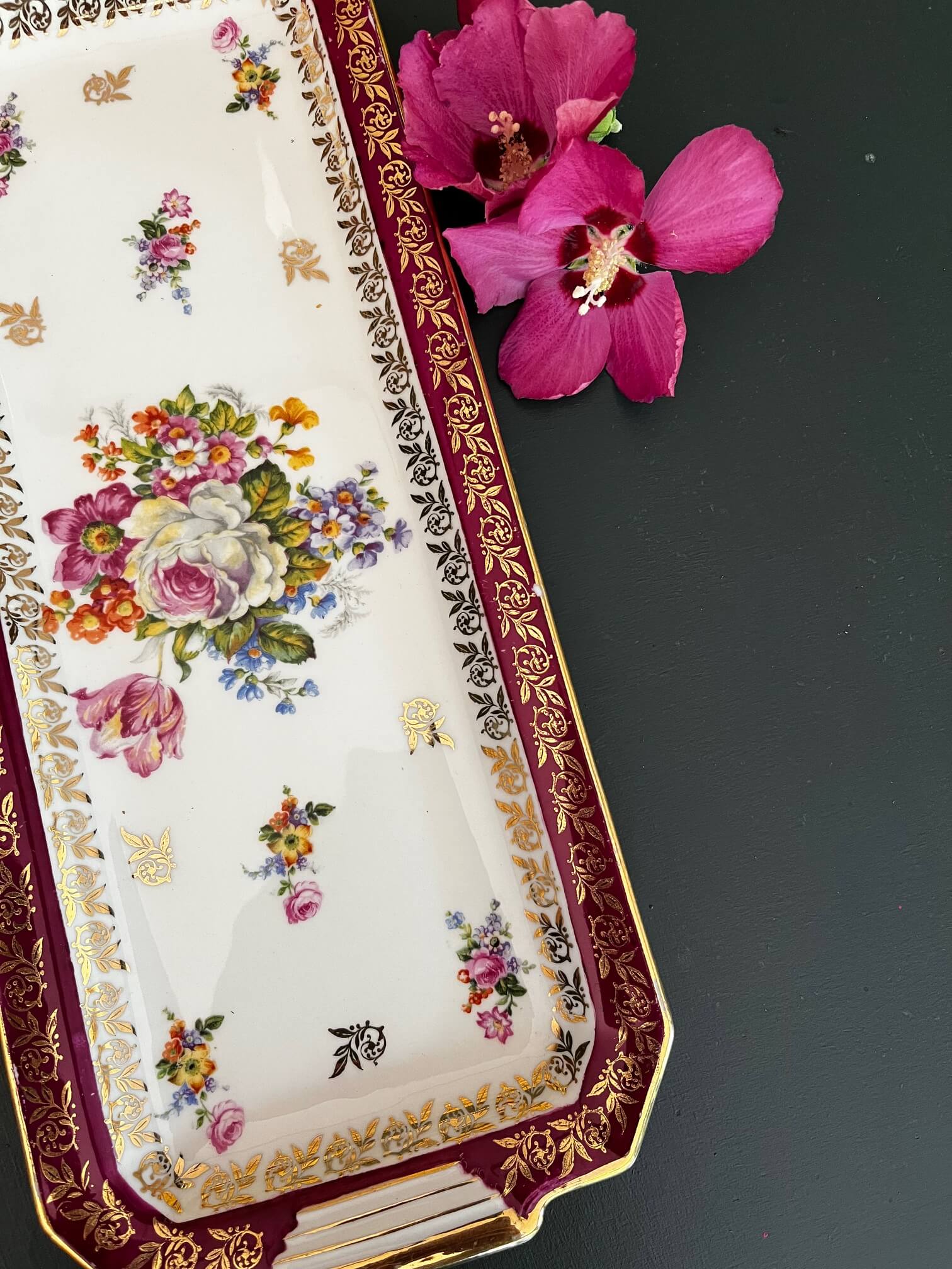Détails qualité porcelaine ancienne du plat à cake, finitions artisanales vintage