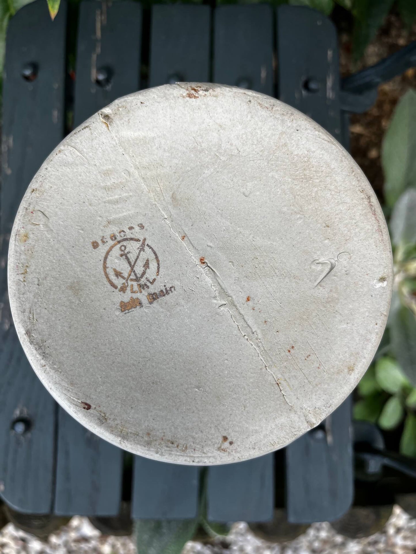 Détail pot grès rustique montrant patine naturelle et finition artisanale française
