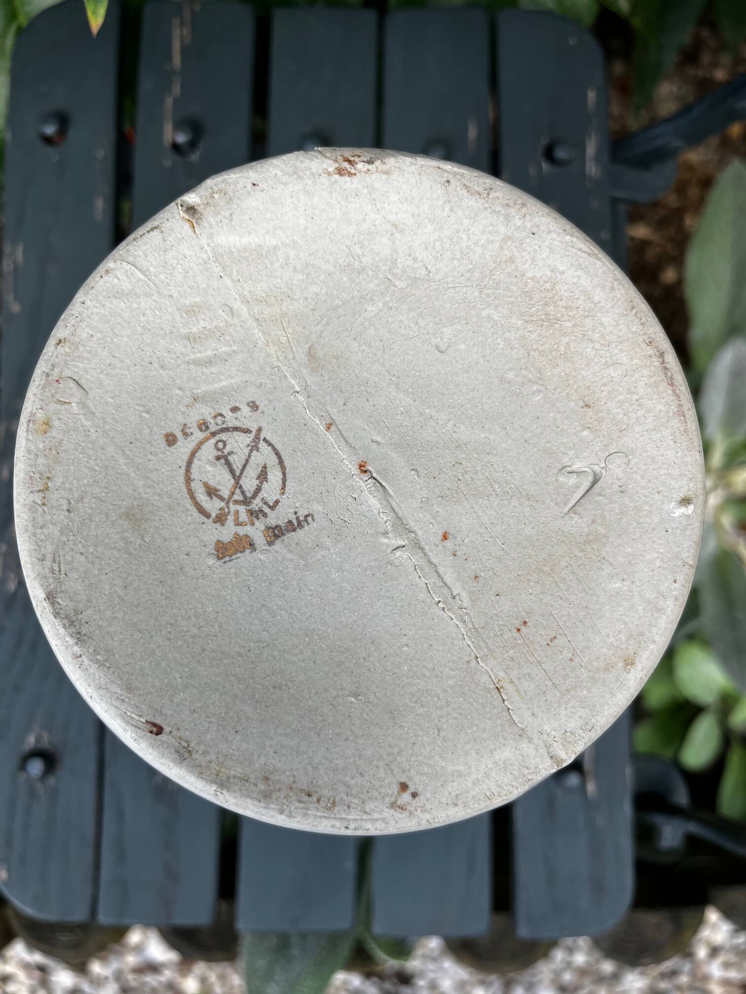 Détail pot grès rustique montrant patine naturelle et finition artisanale française