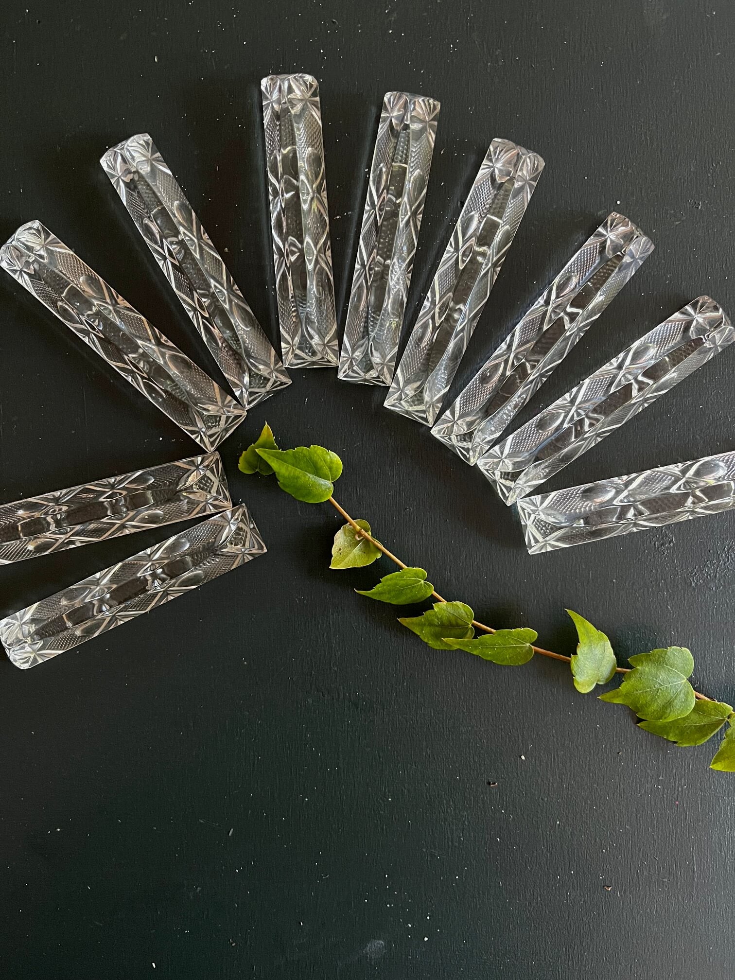 Détail qualité verre brillant transparent des portes-couteaux, finition premium