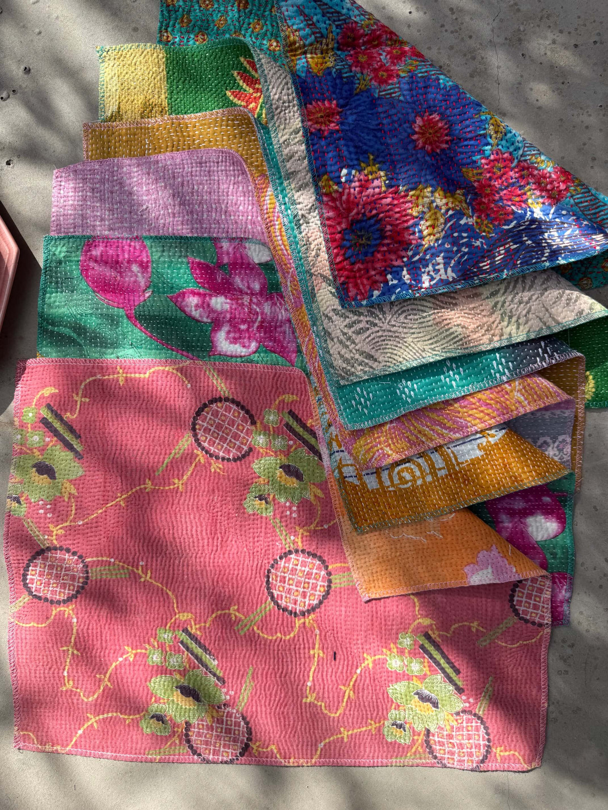 Détail du tissu et des surpiqûres d'un set de table en Kantha indien