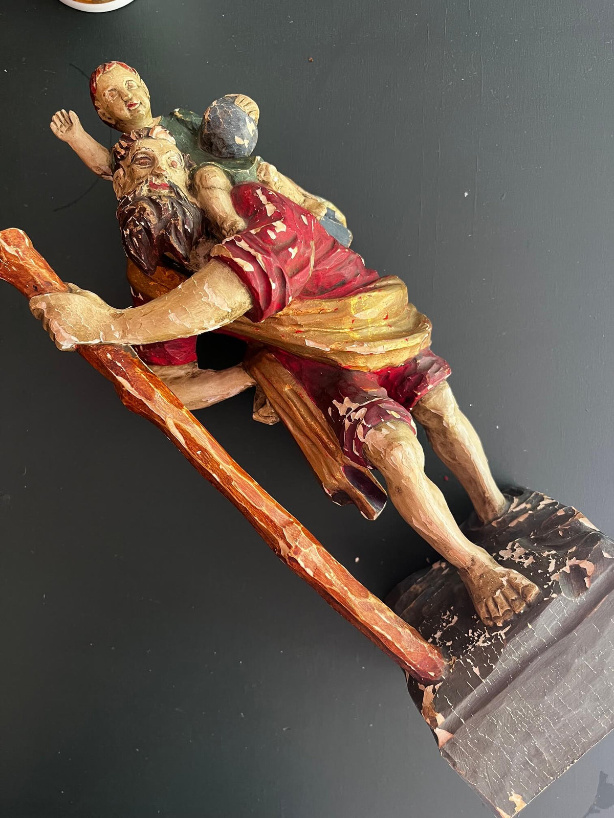 Détail de la statue de Saint Christophe en bois polychrome et de sa patine