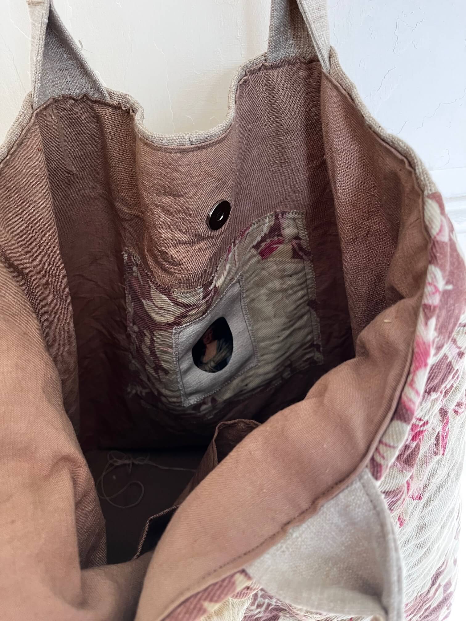 Détail de la tapisserie ancienne et du chanvre naturel d’un cabas artisanal.