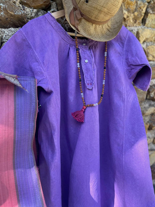Détail du tissu en lin et coton lilas, teinture artisanale, matière naturelle légère pour l’été