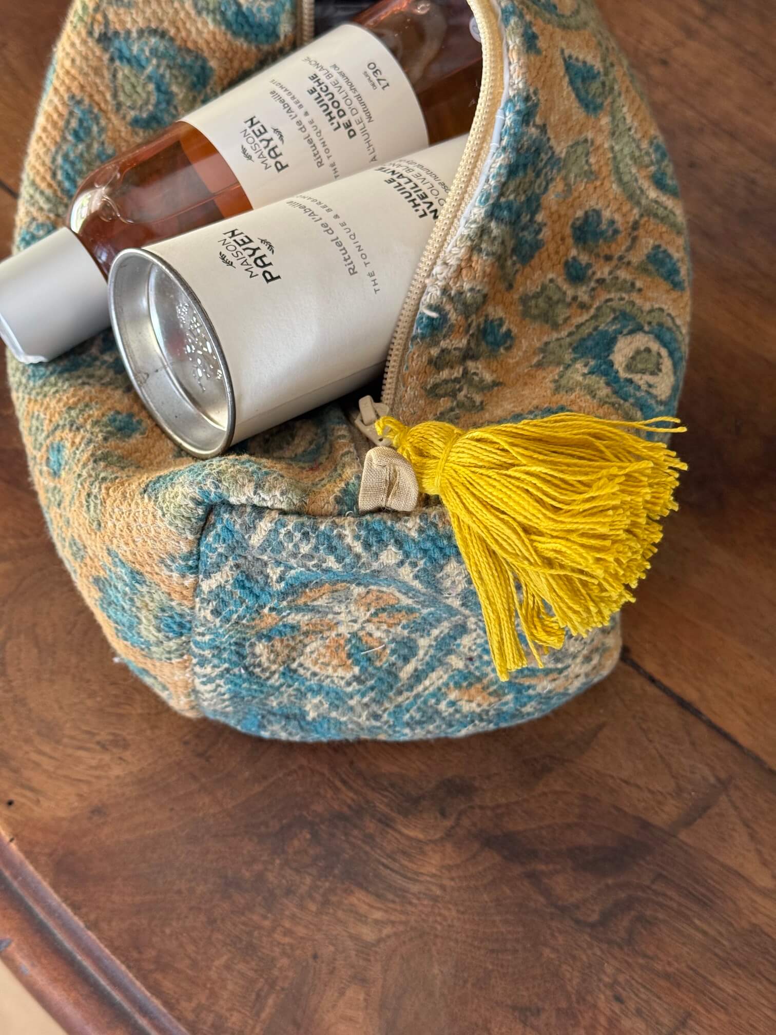 Détail de la fermeture zippée et du pompon de la trousse Adèle