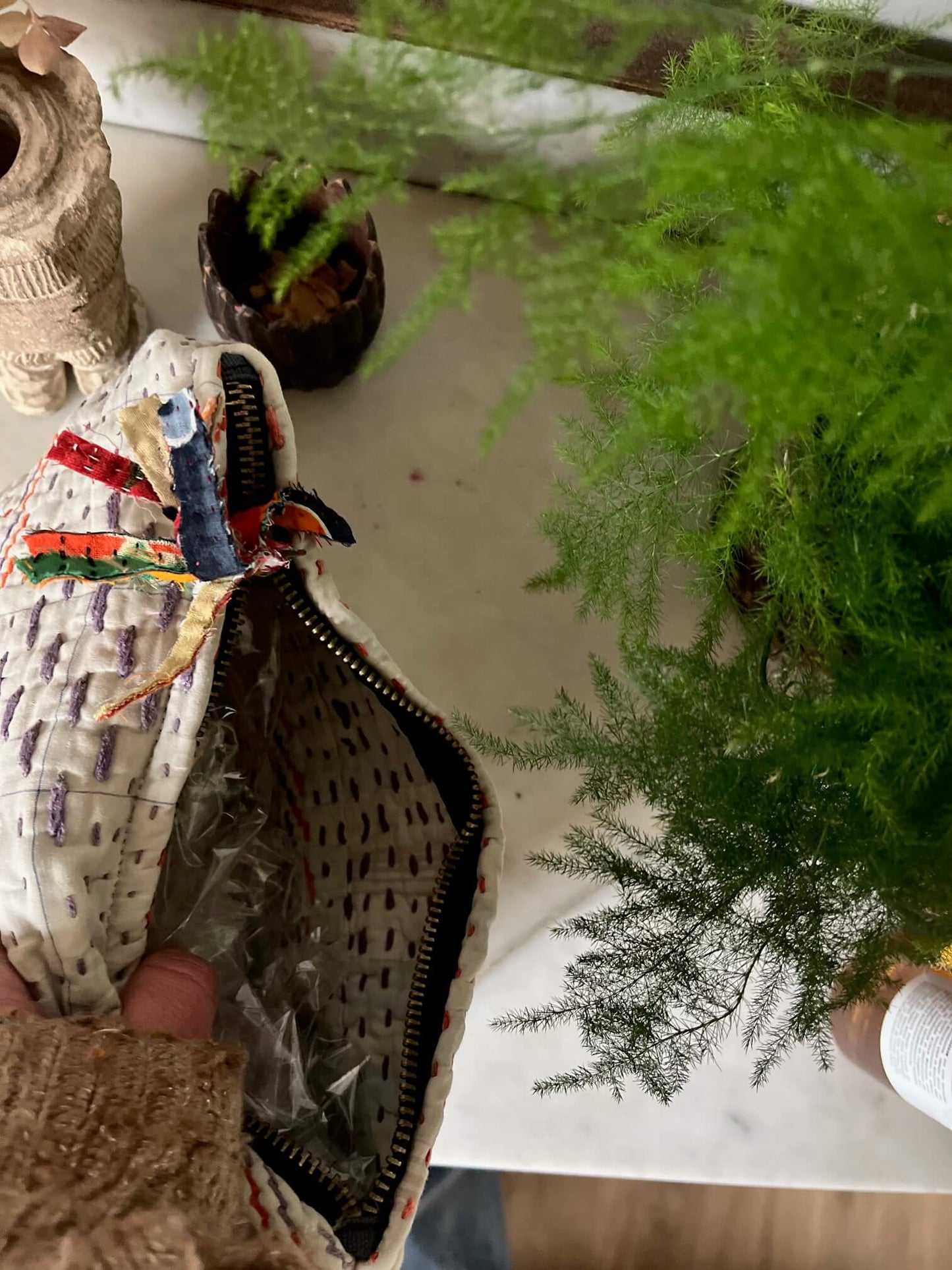 details de la pochette avec pompon en tissu