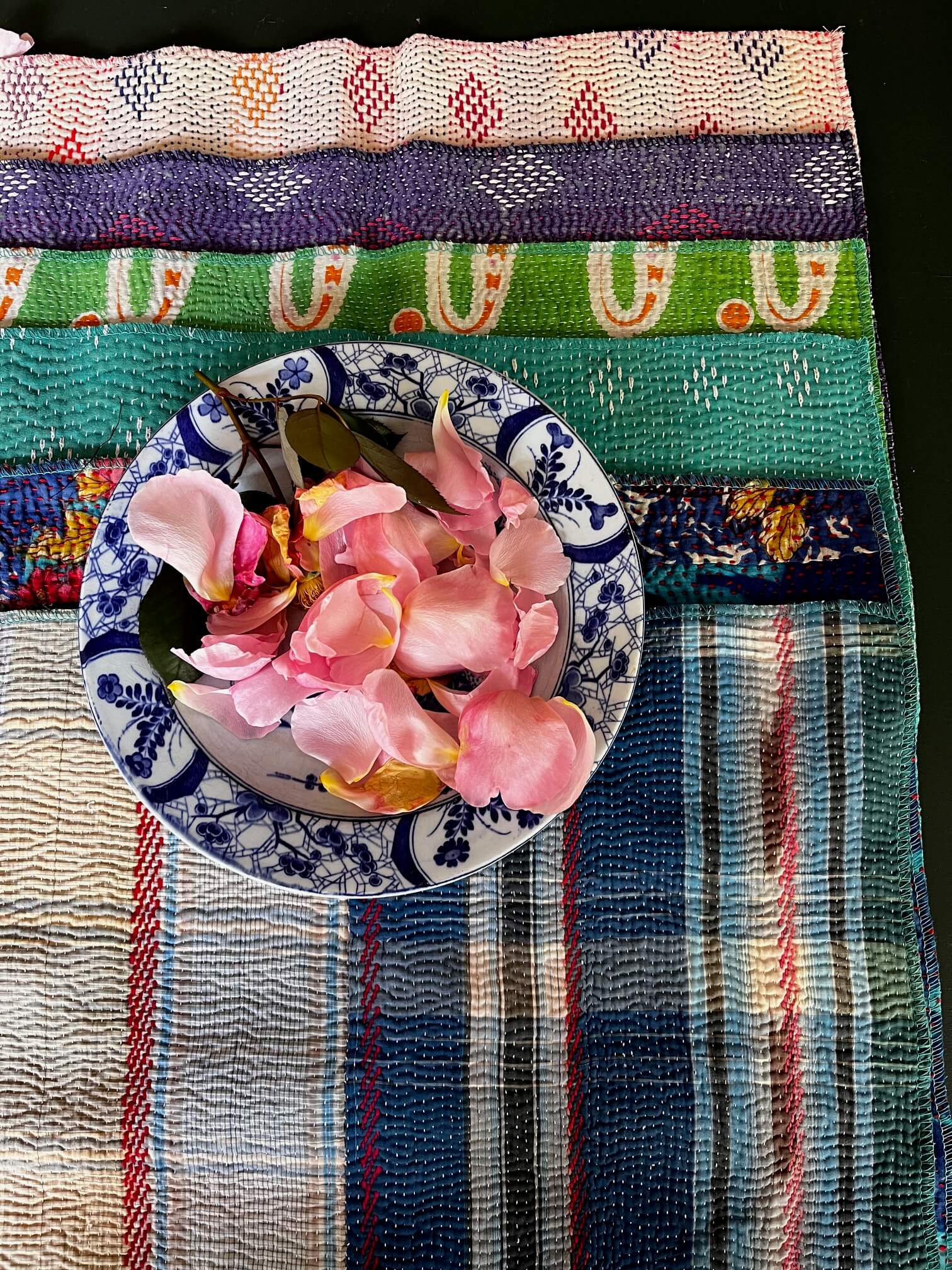 Détail du tissu Kantha piqué main – motifs indiens artisanaux.