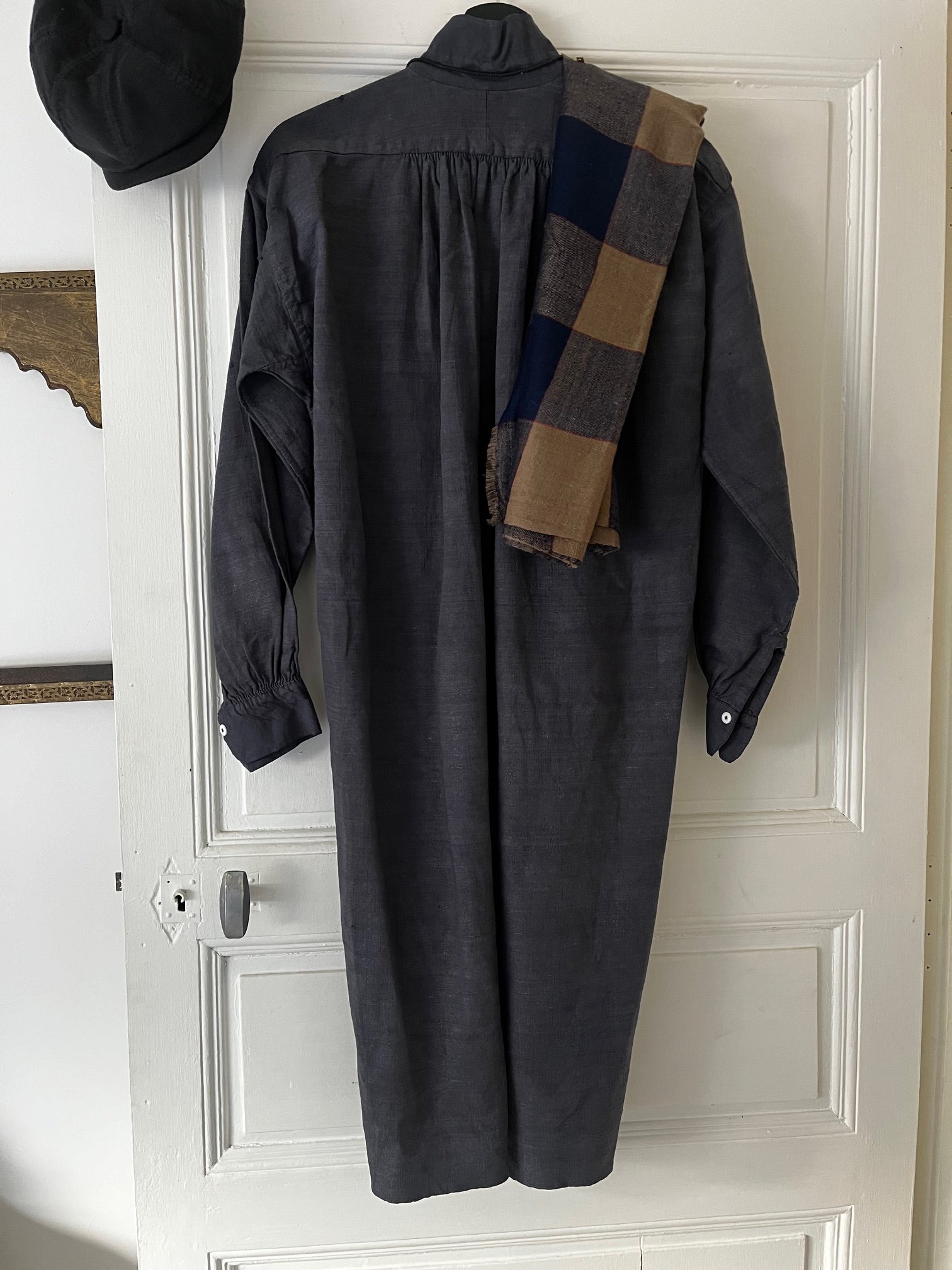 Vue dos de la chemise ancienne teinte main, taille 36/38