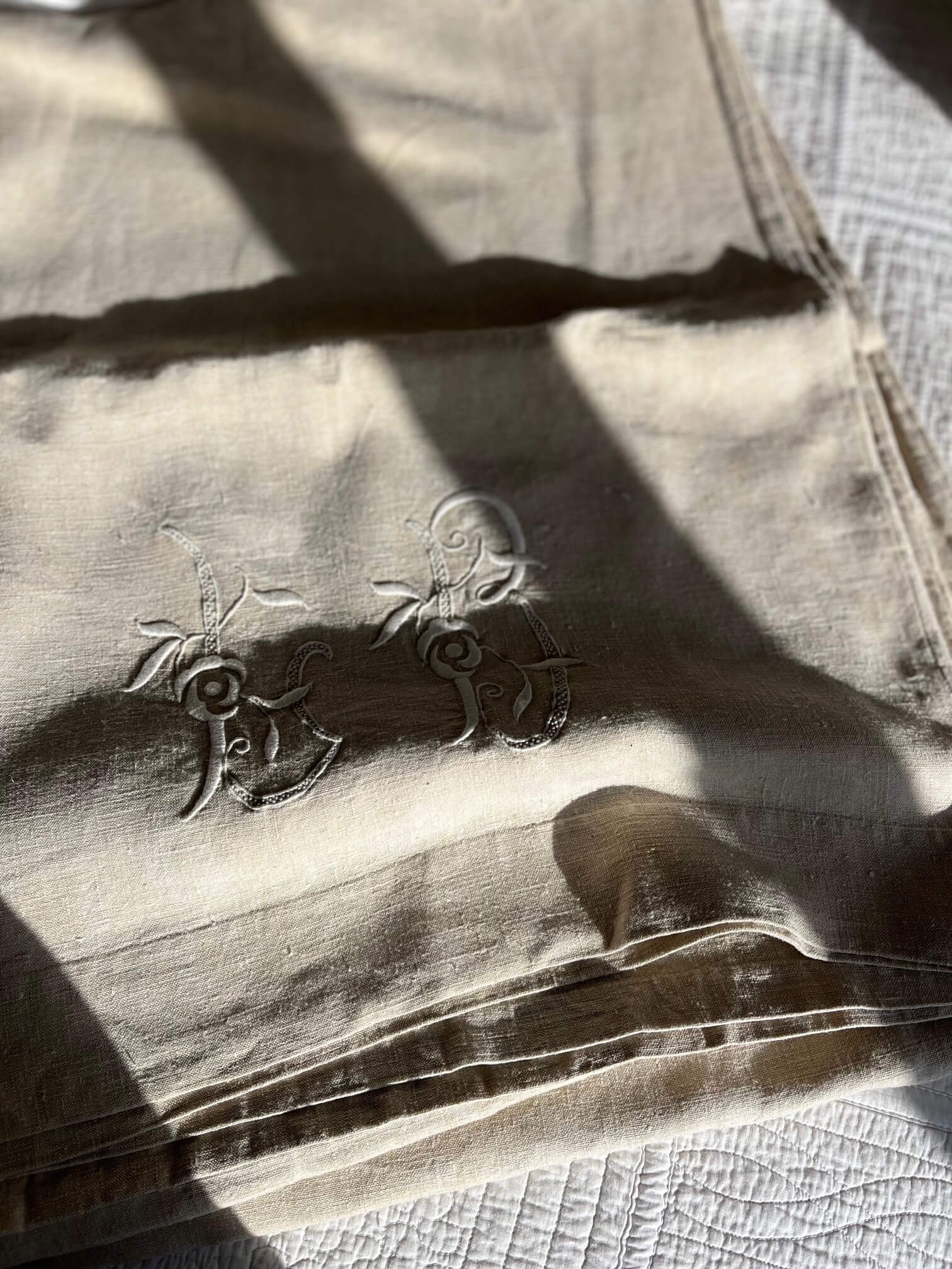 Drap ancien brodé en chanvre avec monogrammes LB, linge ancien authentique