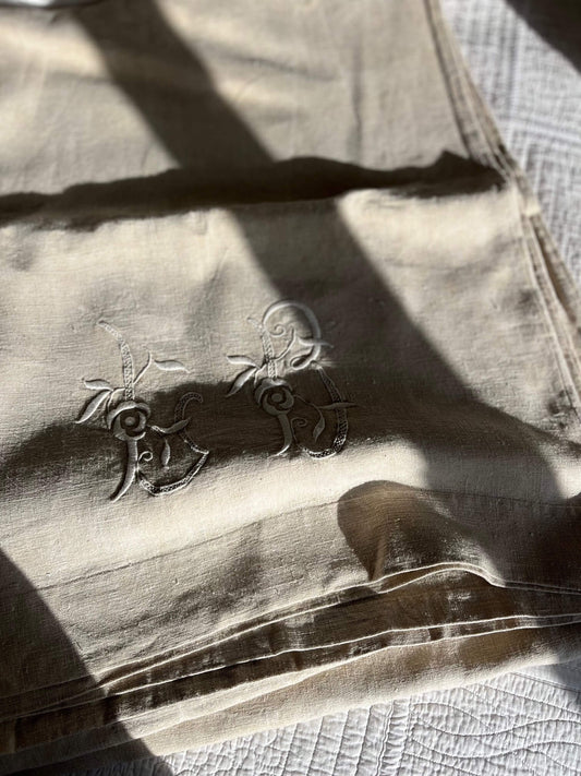 Drap ancien brodé en chanvre avec monogrammes LB, linge ancien authentique