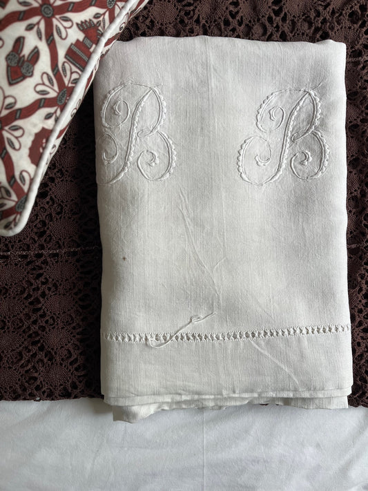 Drap ancien brodé en lin avec monogrammes BB, linge ancien authentique