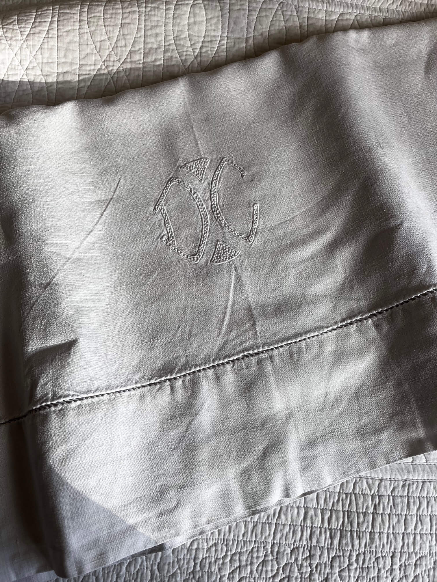 Drap ancien brodé en lin avec monogrammes DC, linge ancien authentique