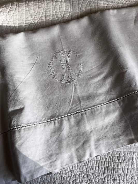 Drap ancien brodé en lin avec monogrammes DC, linge ancien authentique