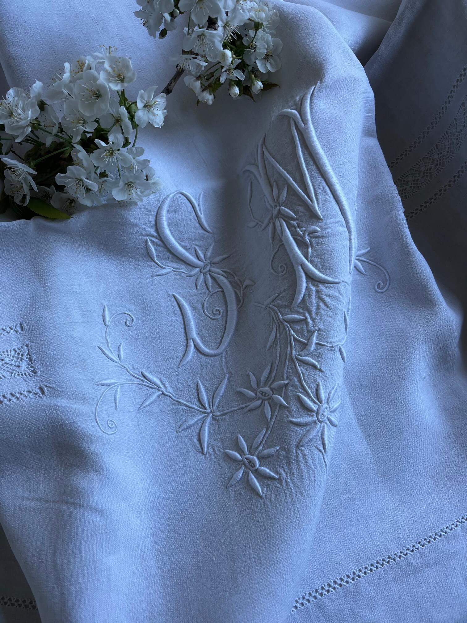 Drap ancien brodé à la main avec monogramme SM, fleurs et jours échelle, en coton blanc naturel – pièce unique 200 x 320 cm