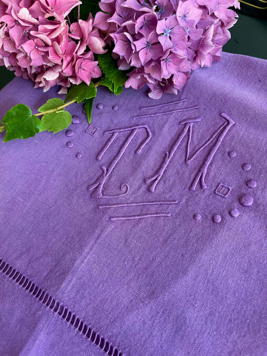 Drap ancien lilas brodé main avec monogramme TM – 200 x 280 cm