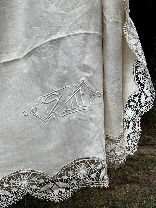 Drap ancien en lin beige brodé avec dentelles et monogrammes – vue d’ensemble