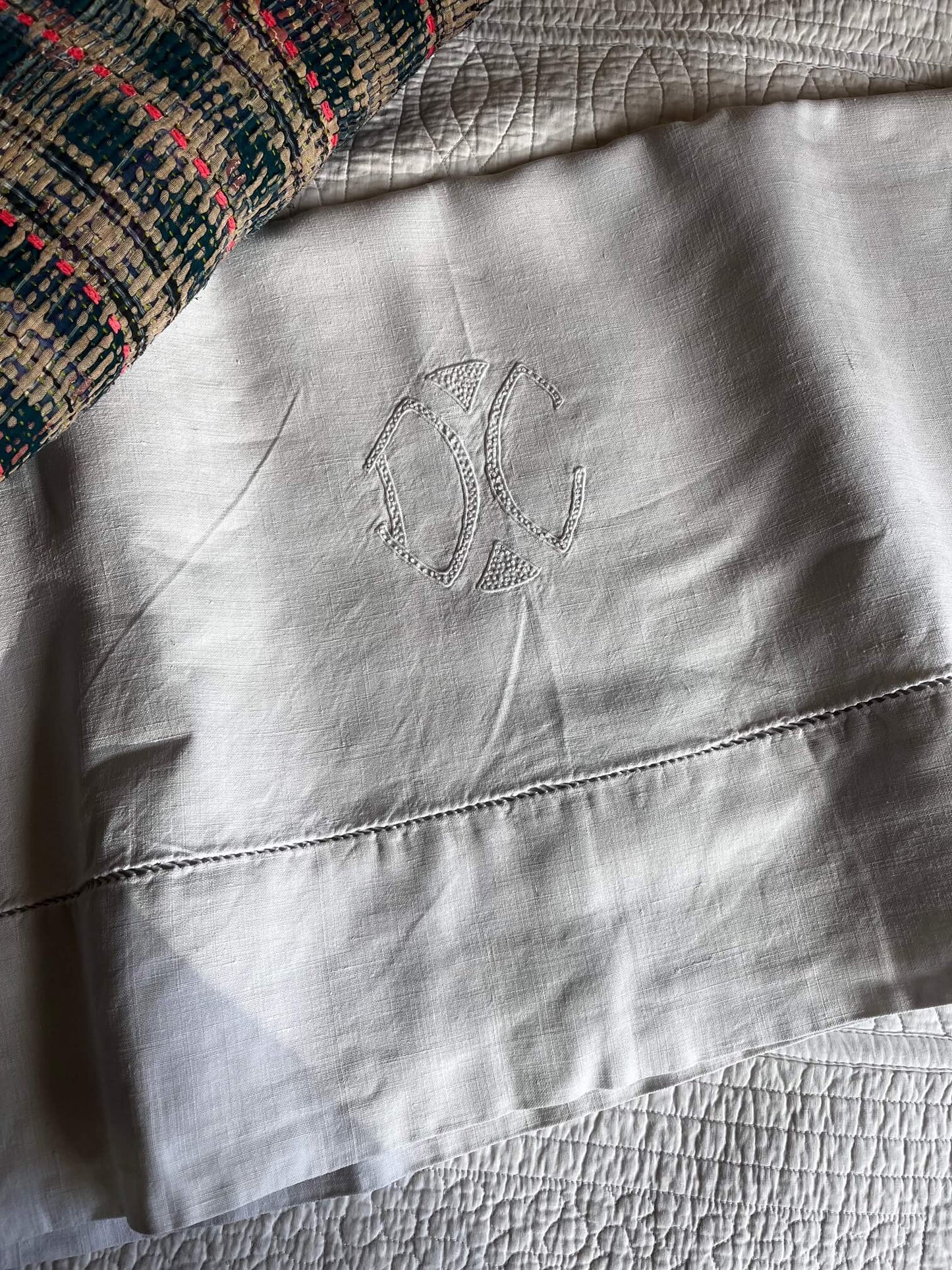 Drap ancien en lin blanc avec broderies monogrammes DC