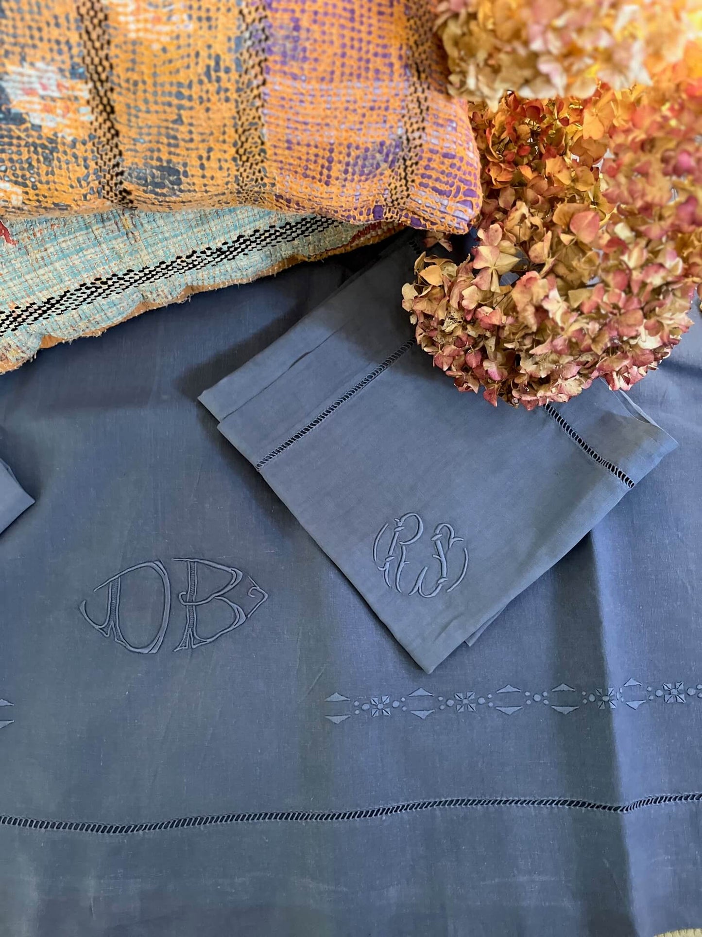 Drap ancien en lin bleu jeans avec deux taies brodées monogrammes