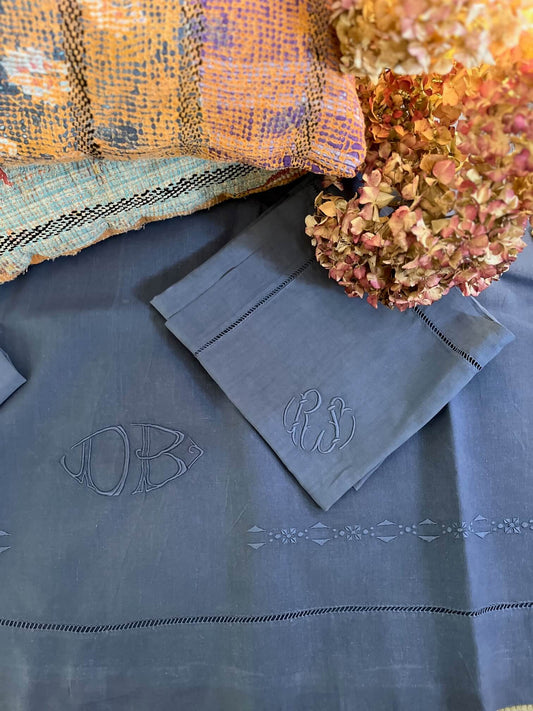 Drap ancien en lin bleu jeans avec deux taies brodées monogrammes