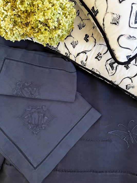 Drap ancien en lin bleu nuit brodé avec monogrammes