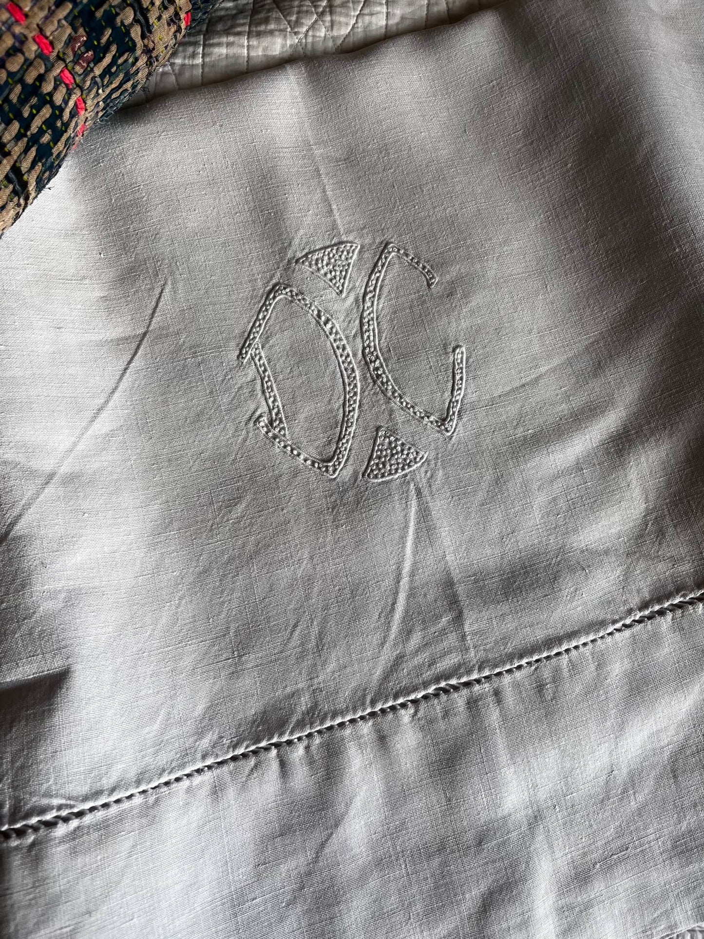 Linge ancien en lin brodé, drap vintage pour décoration intérieure